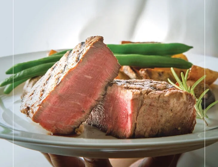 perfectly cooked steak with green beans
